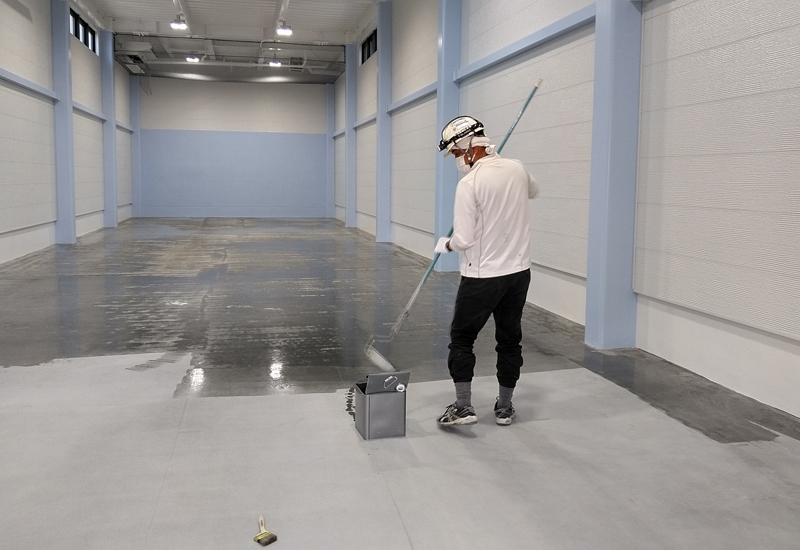 下地コンクリートにソリッドプライマー塗布