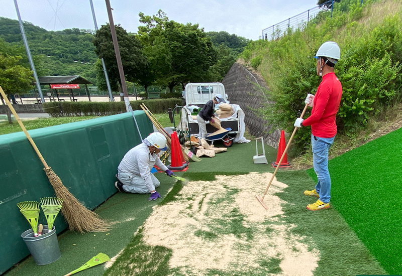 新しい滑り台専用人工芝を敷設