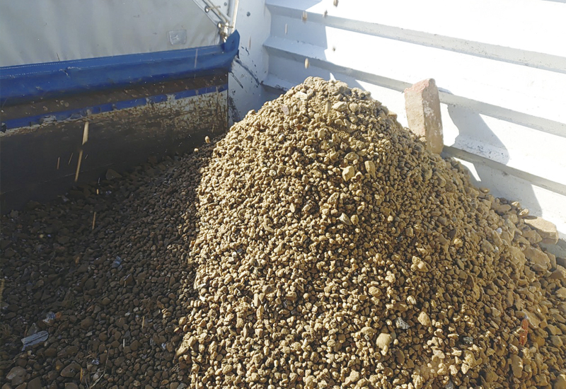 ふるい選別されたオーバーサイズの土