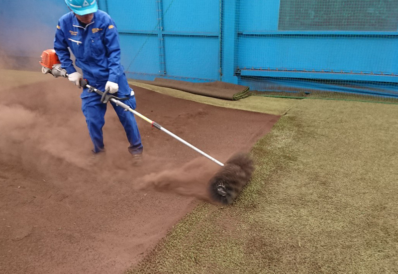 人工芝に付着した黒土の除去