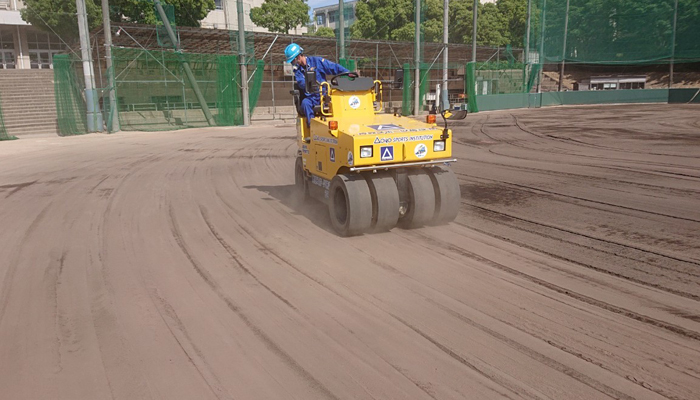 ワイドタイヤローラーで転圧