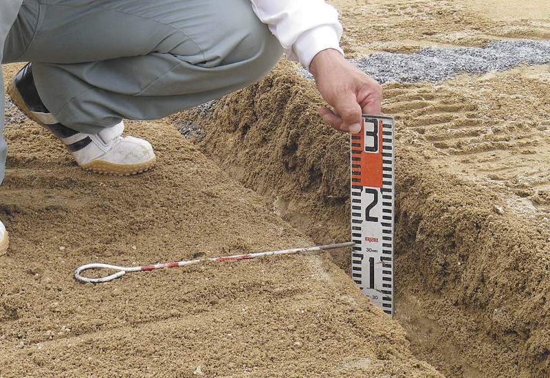 深さ10cm〜1mのドレーンを素早く正確に掘削可能