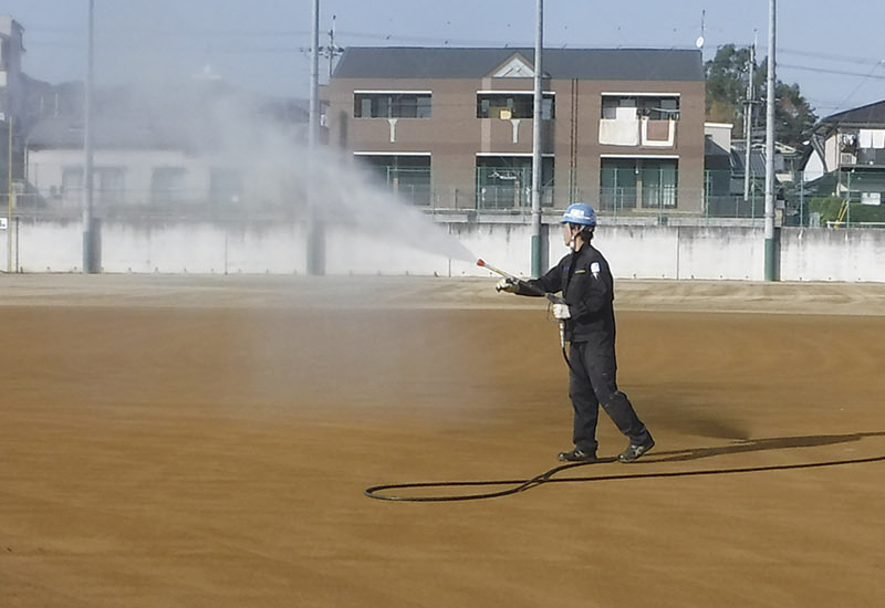 さらに雑草防除効果のあるサプレッションリキッドを散布