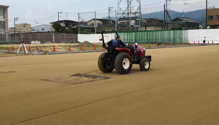 グラウンドマットにて表面仕上げ