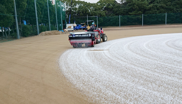 スプリンクルスプレッダーでソイルプロテクトを散布