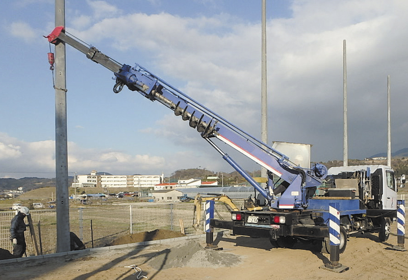 建柱車を使用したポールの建て込み作業