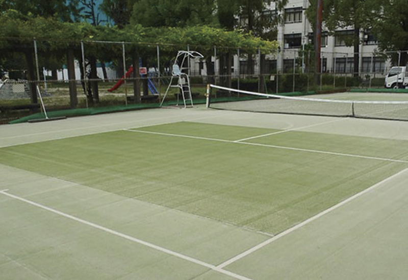 テニスコートの人工芝部分補修完了