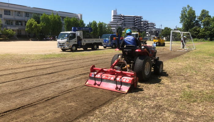 スパイラルカッターで草と根をミンチ状にします