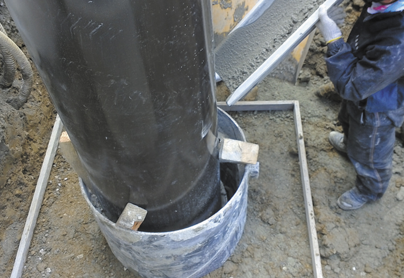 鋼管杭と柱のジョイントにコンクリートを打設