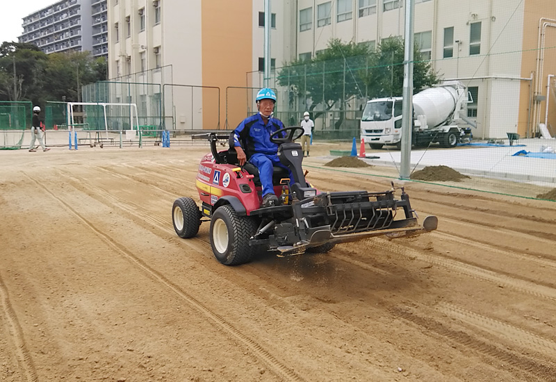 ロックシェイカーマシンによる石の除去作業