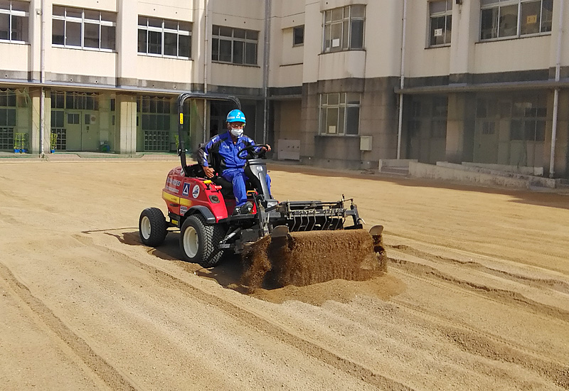 ロックシェイカーマシンで石の除去作業