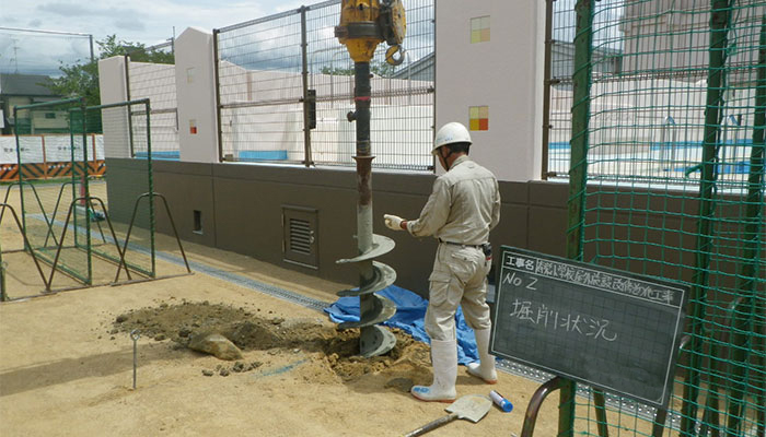 ポールを建てるための掘削状況