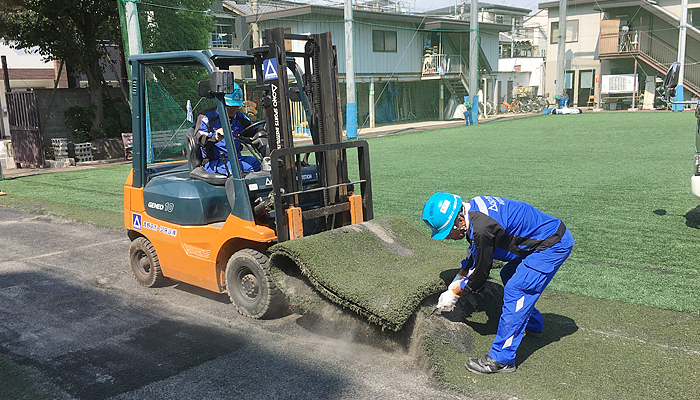 既設人工芝の撤去