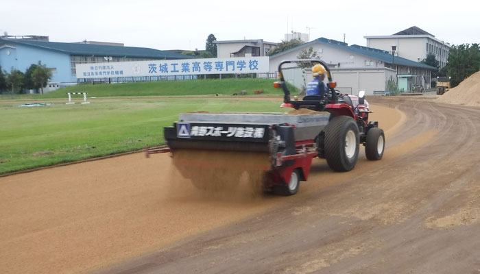 専用散布機でトップ砂の散布