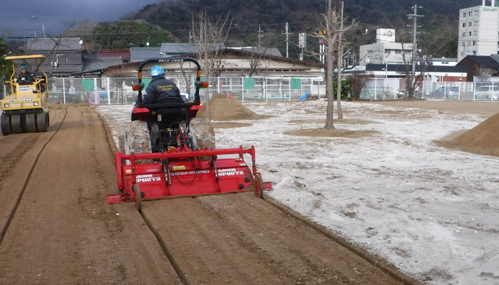 テーラーアタッチメントで表層土の攪拌