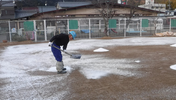 表面土壌安定剤ソイルプロテクト散布