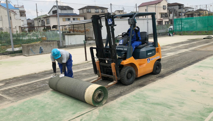 既存人工芝を撤去します