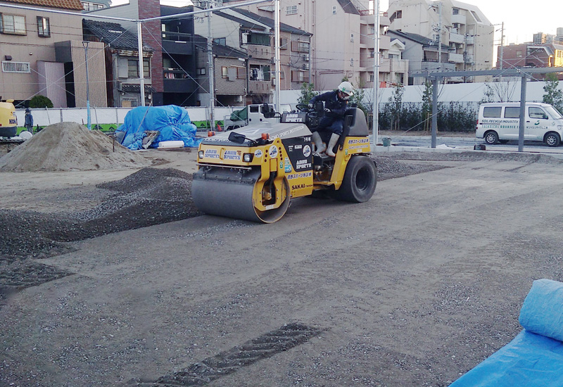 コンバインドローラーで路盤転圧