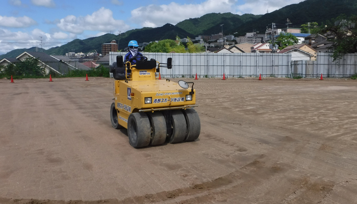 敷き均し後の転圧作業