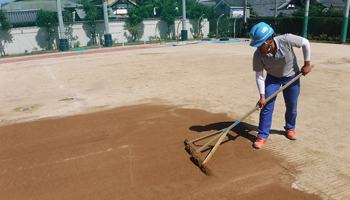 補充箇所を手作業で入念に整えます