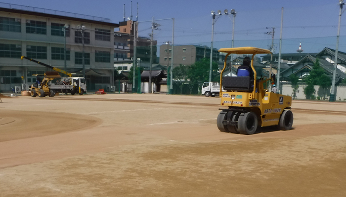 ワイドタイヤローラーで転圧