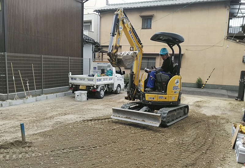 採石路盤の敷き均し