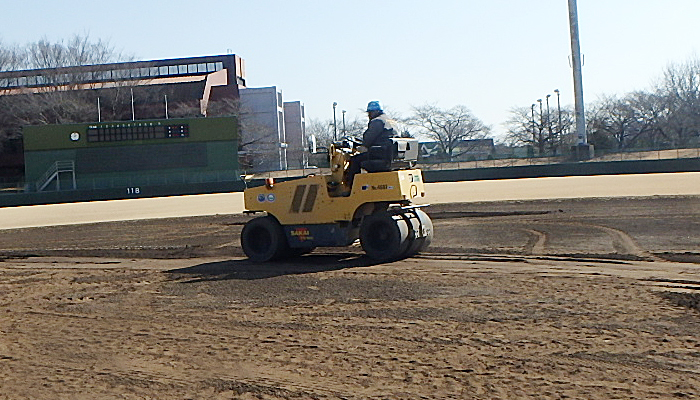 補充した土をタイヤローラーで転圧