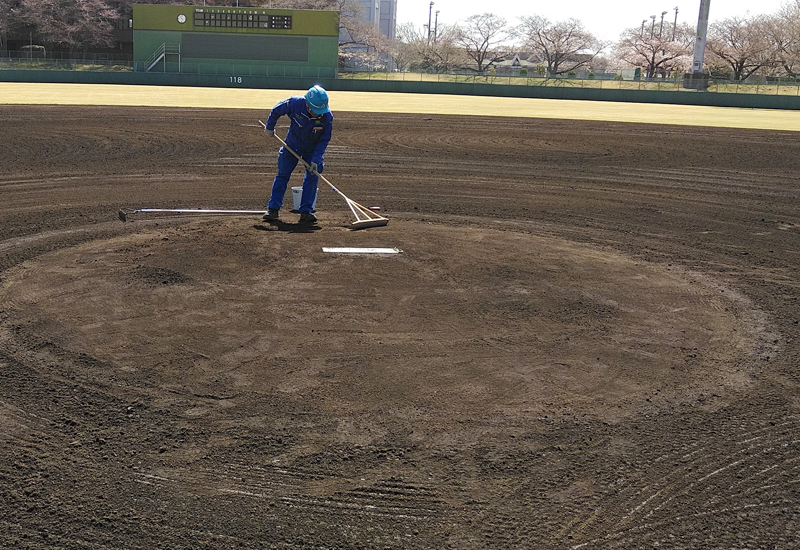 マウンドの整正は手作業で入念に整備します