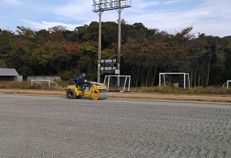 砕石路盤をコンバインドローラーにて転圧