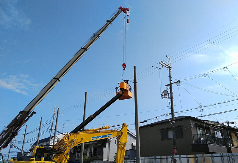 クレーンで吊り上げて撤去します