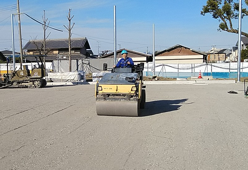 砕石層の仕上げ転圧