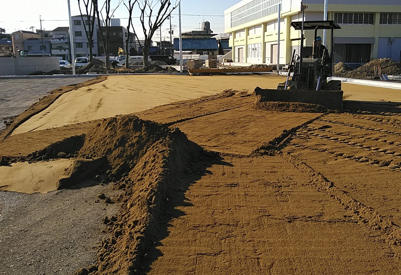 表層土の敷き均し