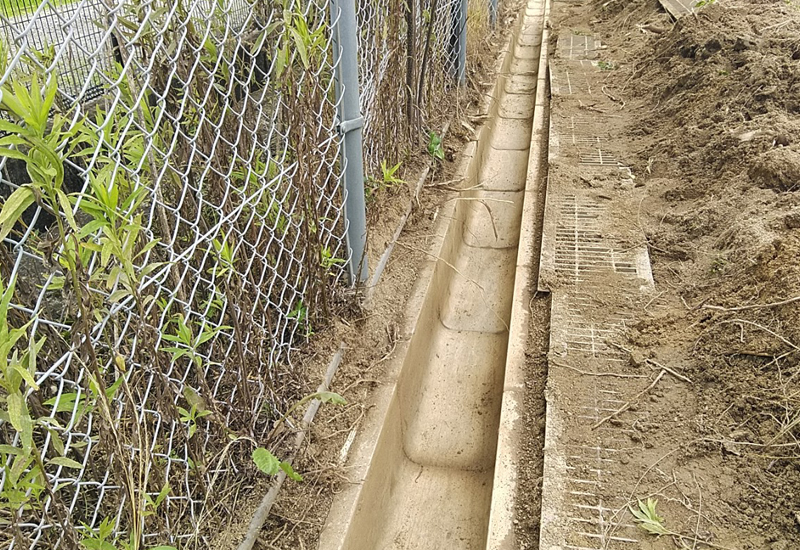 排水が行えるように側溝を清掃