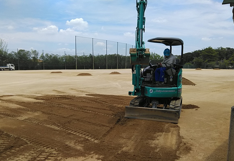 不陸箇所に補充土を充填し敷き均し作業