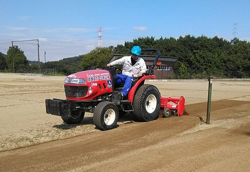 スパイラルカッターで雑草の除去