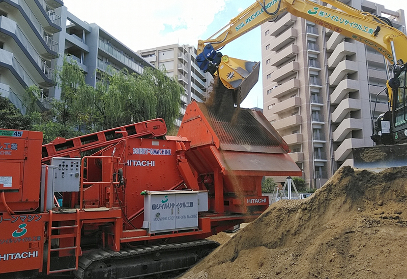 スクリーンマシンにて現況土のふるい選別作業