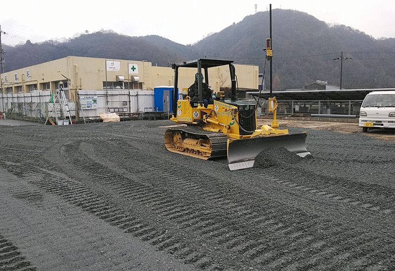 レーザーブルドーザーで砕石路盤敷き均し