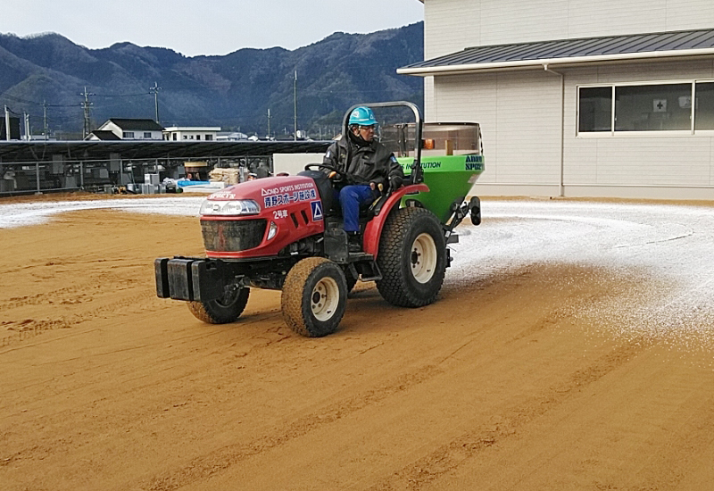 専用散布機にてソイルプロテクト散布