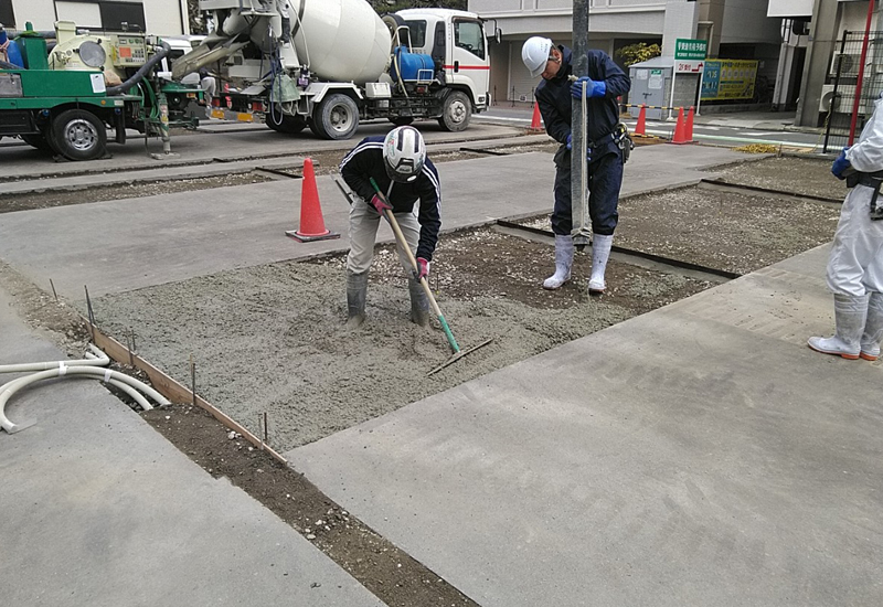 自転車置き場内のコンクリート打設