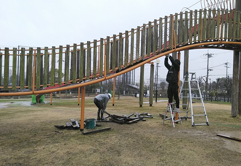 複合遊具デッキ撤去状況