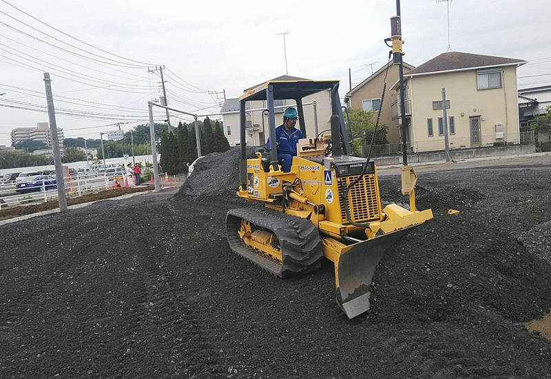 レーザーブルドーザーにて路盤敷き均し