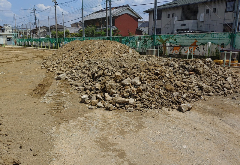 鋤きとった土を集積