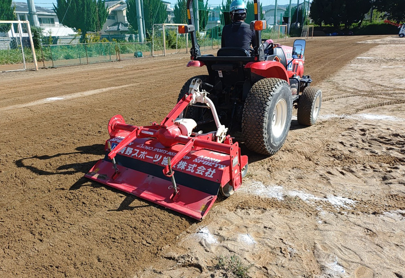 スパイラルカッターで雑草の根をミンチ状に処理します