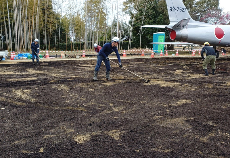 堆肥を広場全体に敷き均し