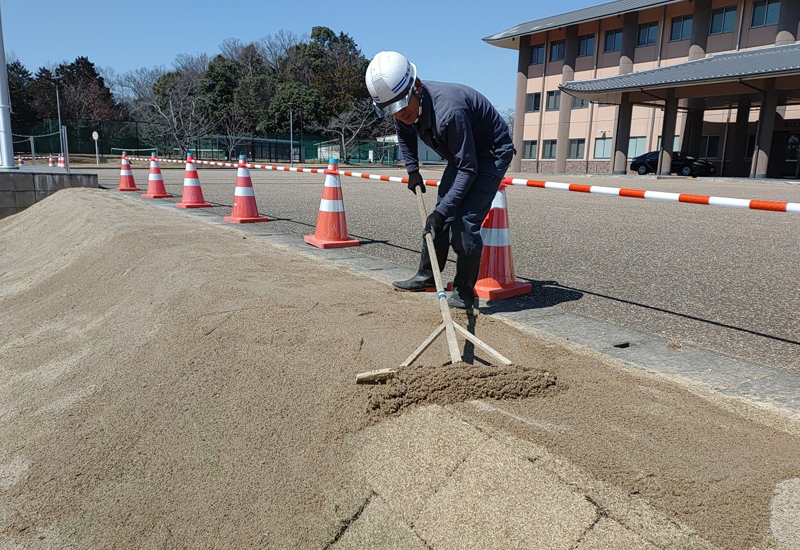 目砂の充填作業