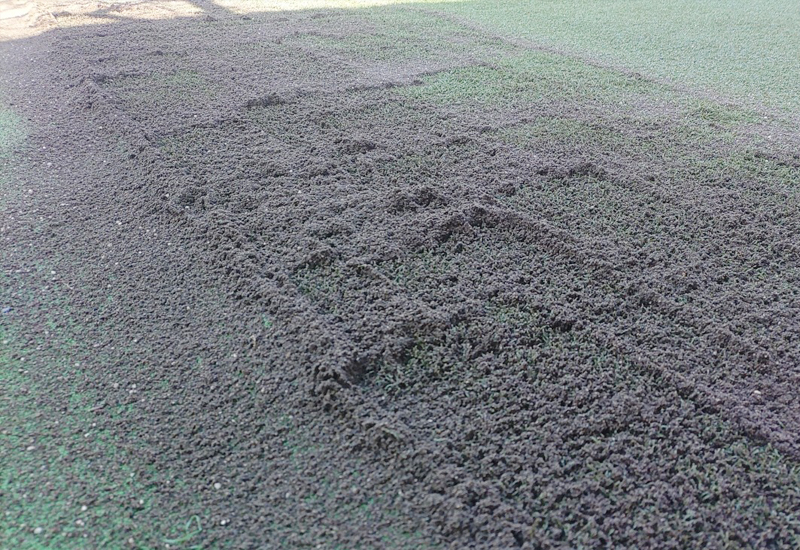 人工芝にこびりついた土がほぐされました