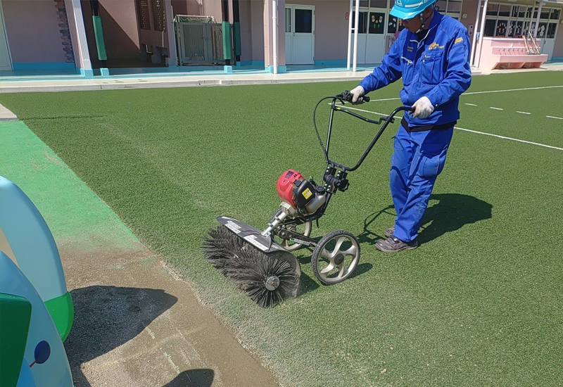 ハイドロタービンブラシで端部の人工芝掻き起こし