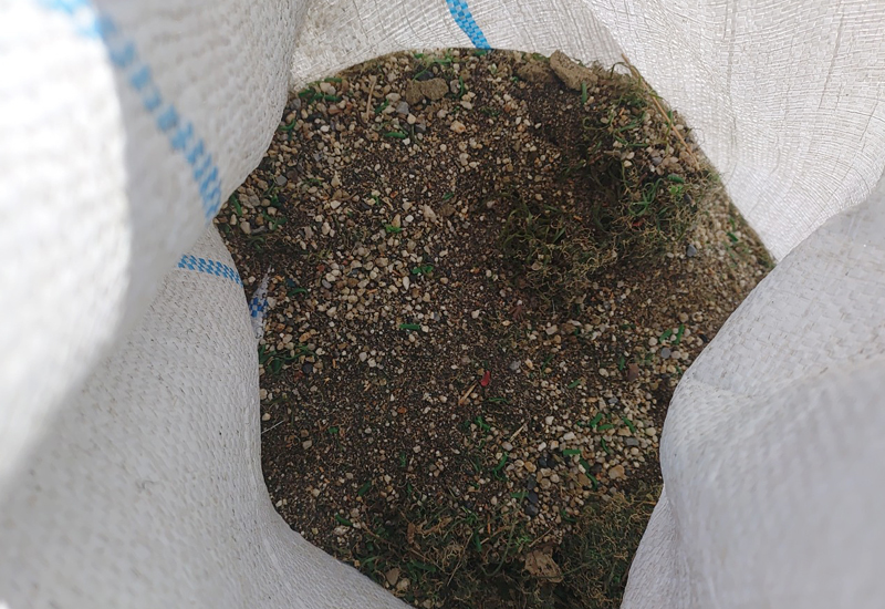 人工芝にこびりついた土を回収しました