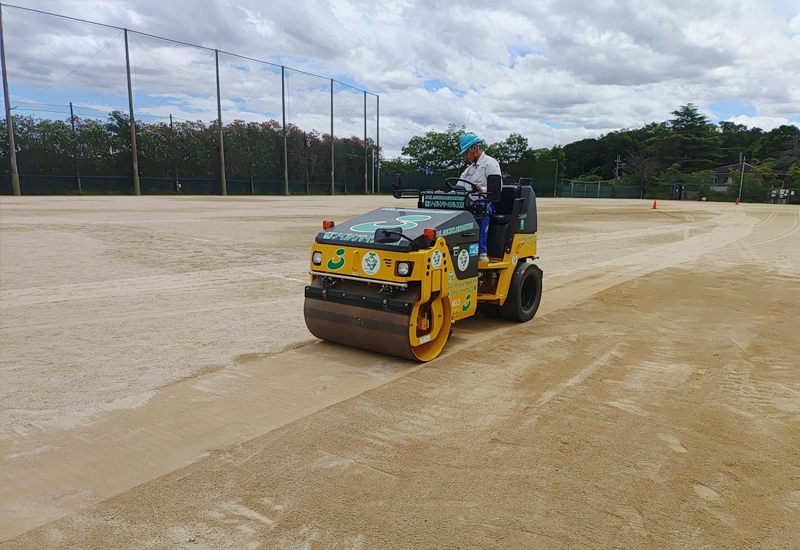コンバインドローラーで転圧