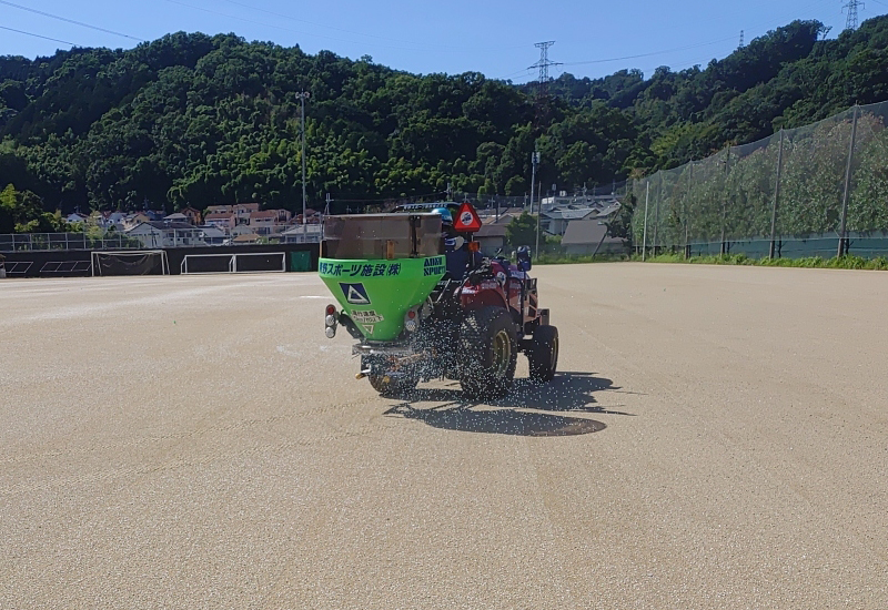 ブロードキャスターにてソイルプロテクト散布